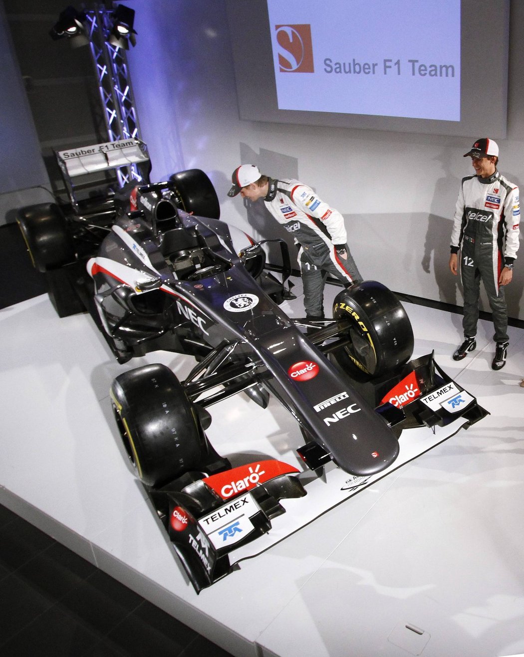 Ve švýcarském Hinwillu představili Sauber svůj monopost C32. Oproti svému předchůdci má šedivou barvu, hladší příď a menší bočnice. Do týmu přišel Nico Hülkenberg z Force Indie a z GP2 povýšil Esteban Gutiérrez.