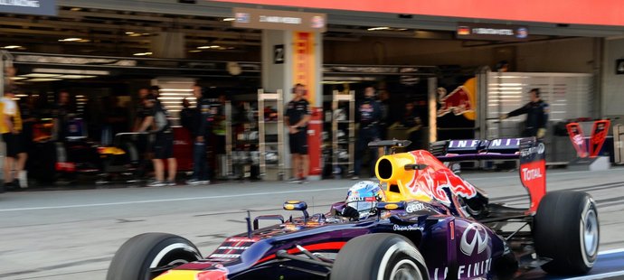 Sebastian Vettel je před dnešní kvalifikací v Abu Dhabi největším favoritem.