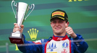 Staněk zářil v Austrálii, vyhrál sprint v F2! Verstappen má pole position