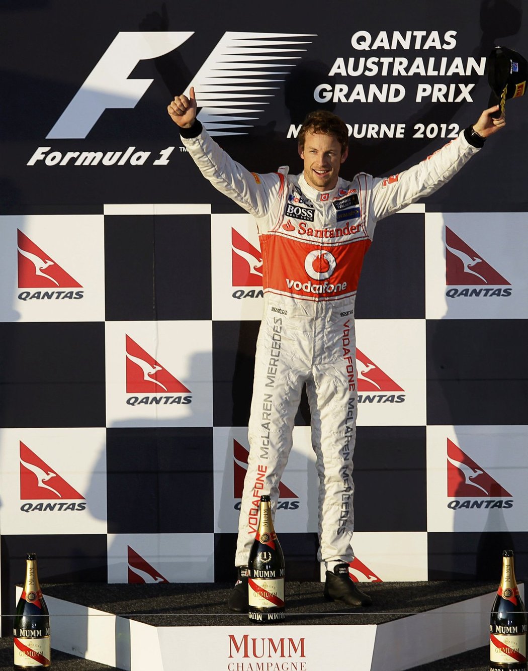 Jenson Button slaví svůj triumf na pódiu pro vítěze
