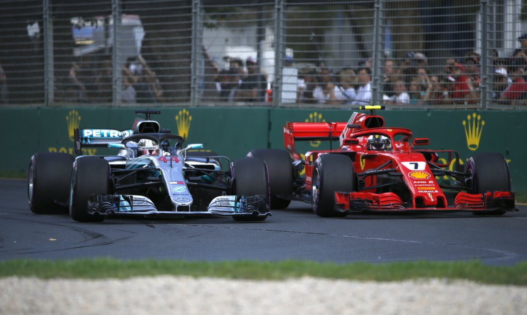 Lewis Hamilton v těsném souboji s Finem Räikkönenem