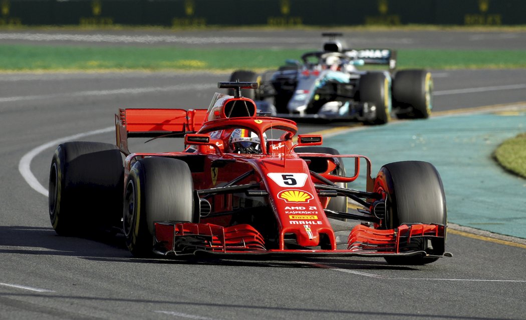 Sebastien Vettel za sebou v cíli nechal i Lewise Hamiltona