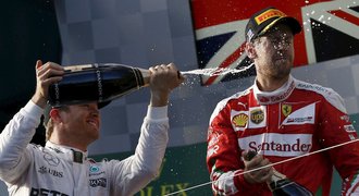 Mercedesy začaly ročník tradiční dominancí, Vettelovo Ferrari třetí