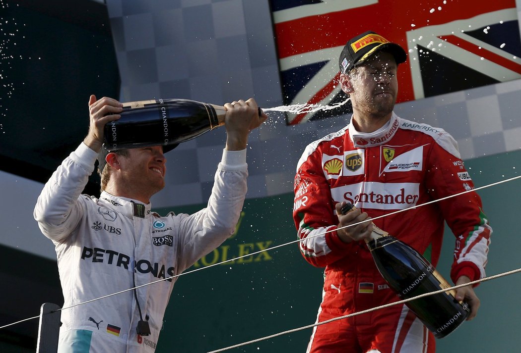 Nico Rosberg na stupních vítězů pokropil třetího Vettela