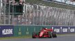 Sebastian Vettel projíždí cílem úvodního závodu nové sezony