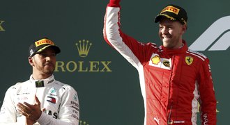 Vettel na úvod porazil Hamiltona. I díky virtuálnímu safety caru