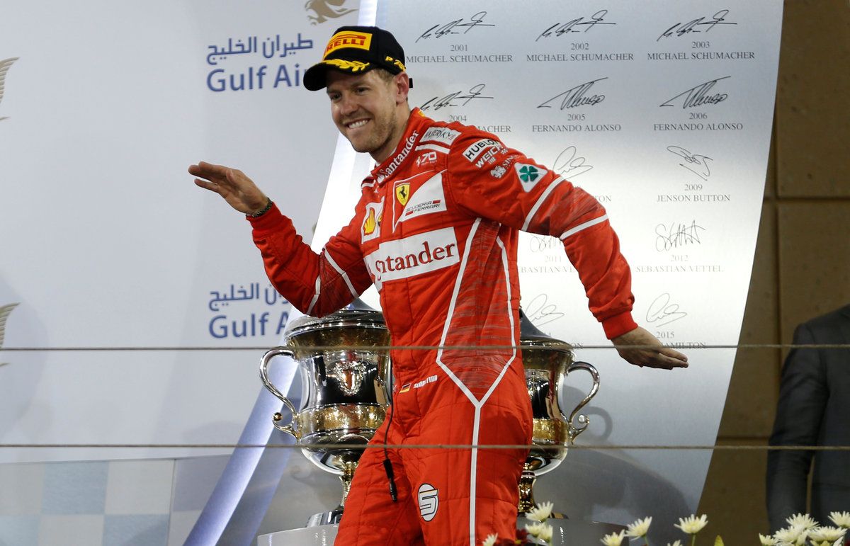 Vettel laškuje se členy svého týmu