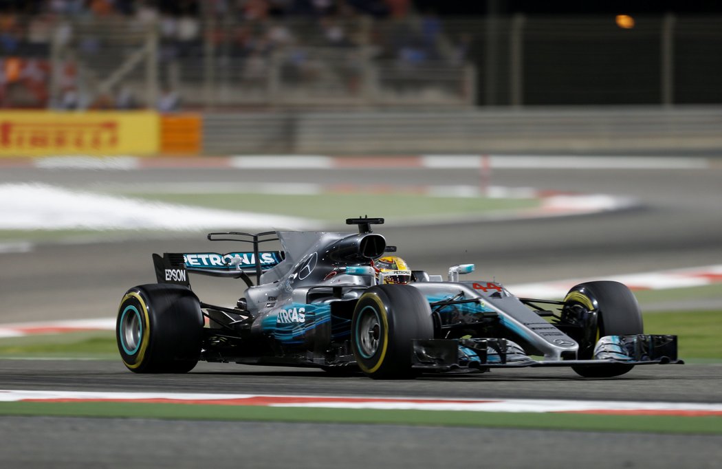 Lewis Hamilton dojel v Bahrajnu druhý