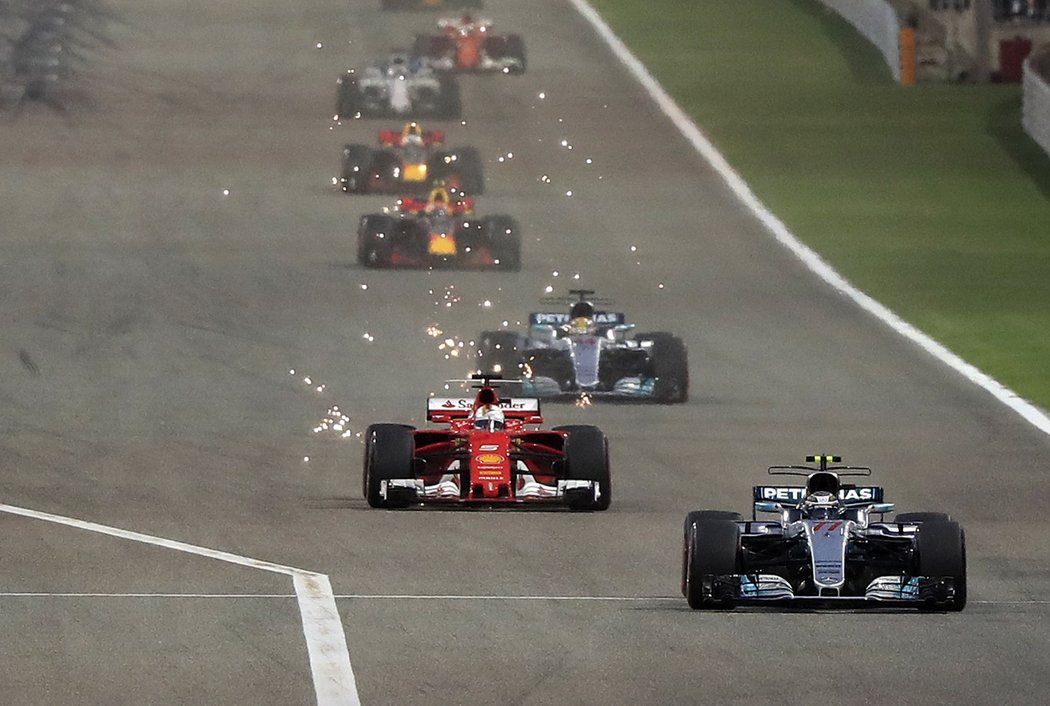 Sebastian Vettel stahuje vedoucího Bottase