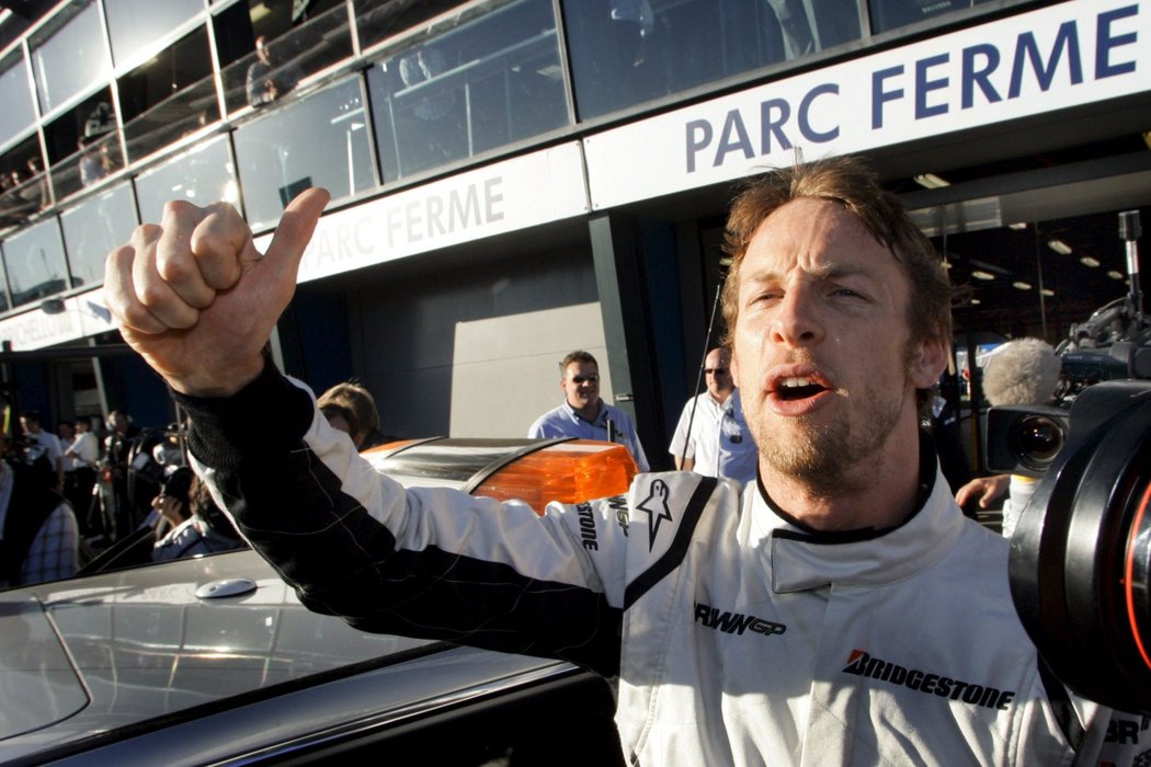 Pilot stáje Brawn GP Jenson Button slaví svůj úspěch
