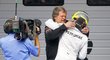 Dojatý šéf stáje Mercedes Norbert Haug objímá Nika Rosberga po jeho premiérovém vítězství ve formuli 1