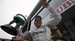 Nico Rosberg s pohárem za vítězství v Číně na ramenou svých stájových kolegů