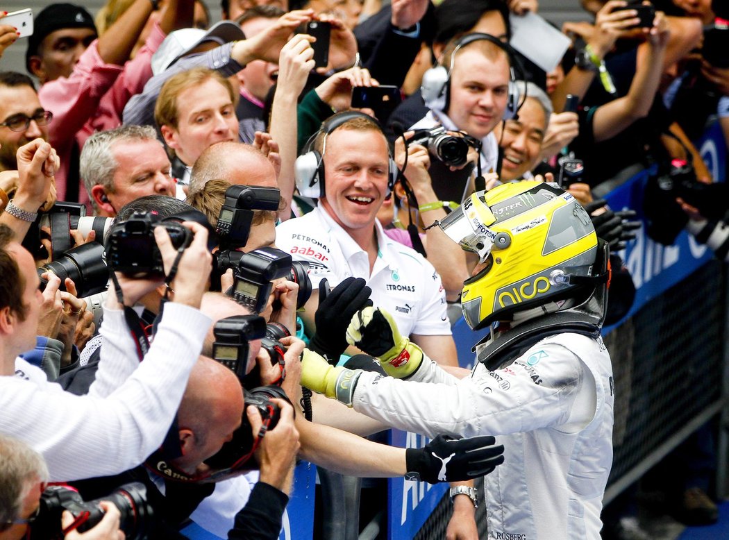 Nico Rosberg slaví se svými týmovými kolegy vítězství ve Velké ceně Číny