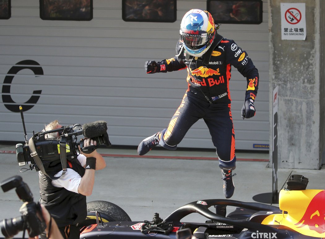 Nadšený Daniel Ricciardo po dojezdu do cíle