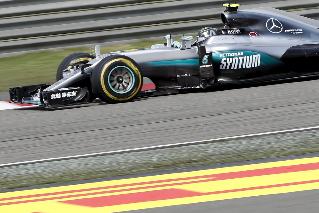 Nico Rosberg pokračuje v dominanci