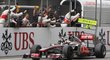 Stáj McLaren slaví triumf Lewise Hamiltona