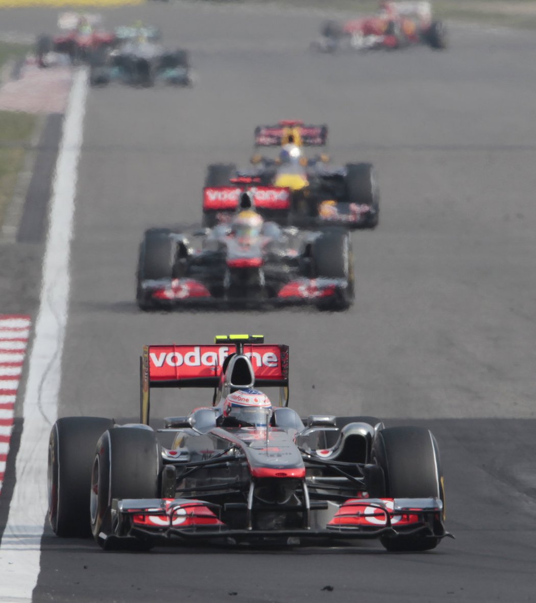 V popředí Jenson Button ze stáje McLaren