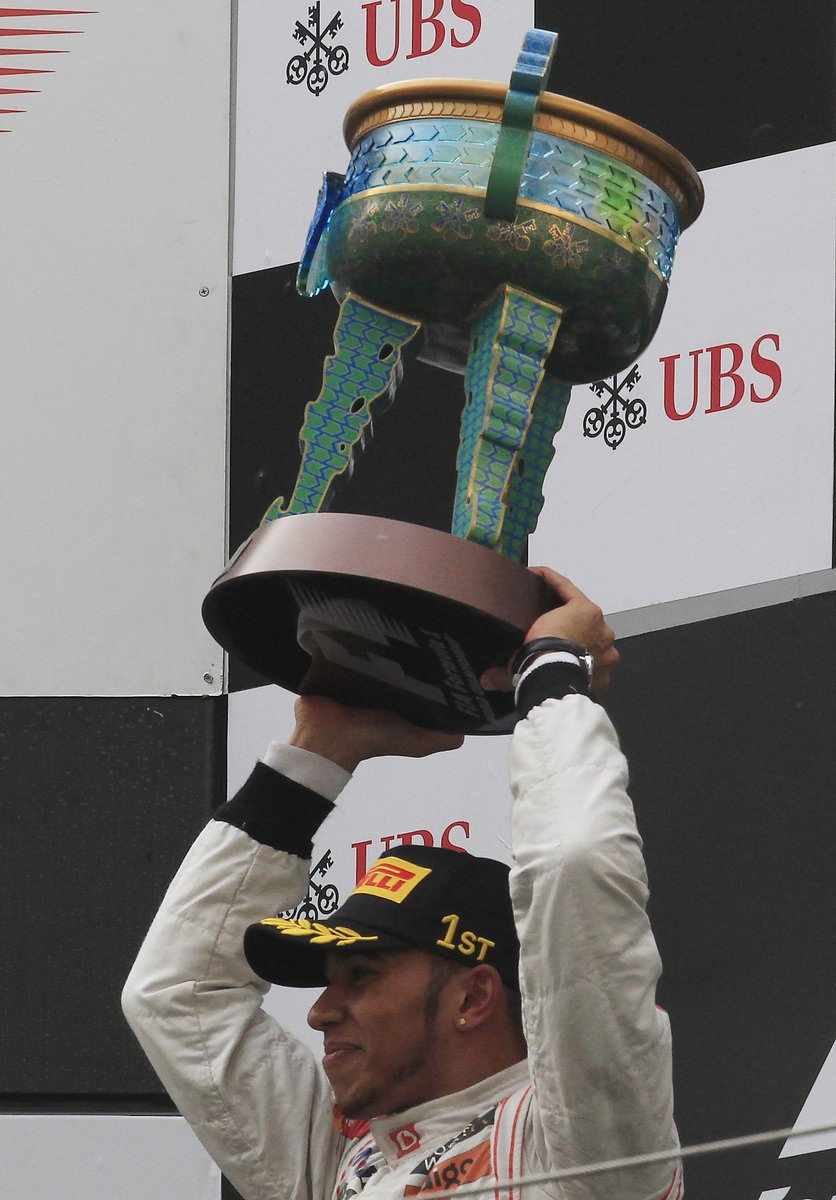 Lewis Hamilton s pohárem pro vítěze VC Číny