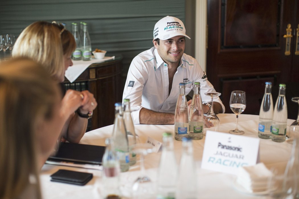 Nelson Piquet Jr. během rozhovorů s novináři
