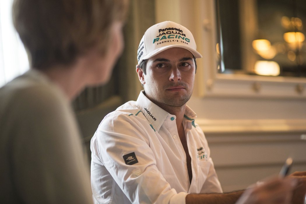 Nelson Piquet Jr. během rozhovorů s novináři