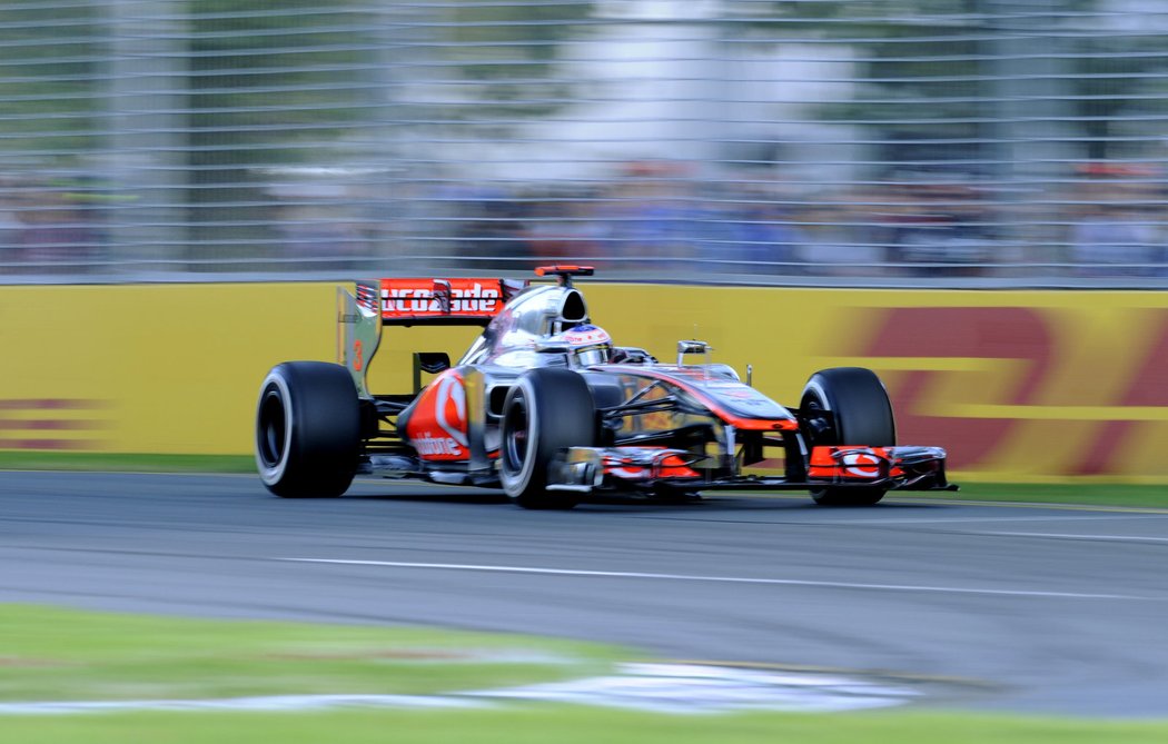 Jenson Button si v Austrálii dojel pro vítězství v úvodním závodu seriálu světového šampionátu