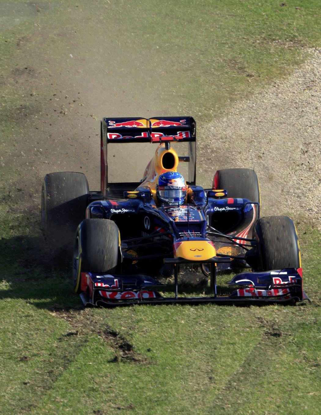 Šampion posledních dvou sezon Brit Sebastian Vettel skončil při Velké ceně Austrálie mimo trať