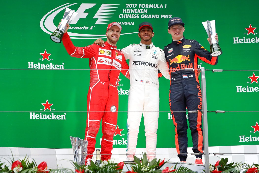 Velkou cenu Číny ovládl Lewis Hamilton. Sebastian Vettel dojel druhý, Max Verstappen zářil