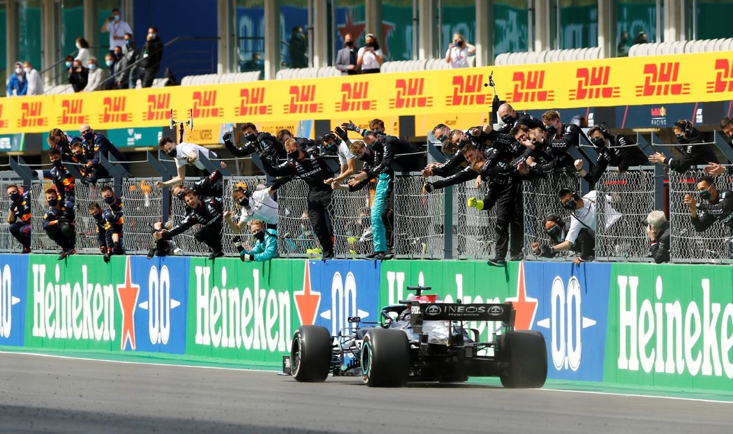 Velká cena Portugalska, kterou vyhrál britský jezdec Mercedesu Lewis Hamilton