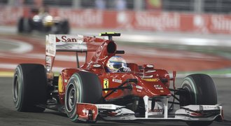 Alonso vyhrál v Singapuru a tlačí se na Webbera