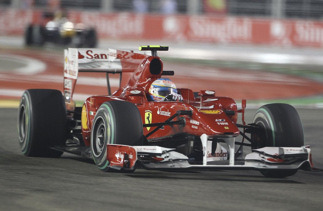 Fernando Alonso zvítězil v Singapuru, v celkovém pořadí ms už je druhý