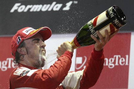 Španělský jezdec slaví triumf v Singapuru
