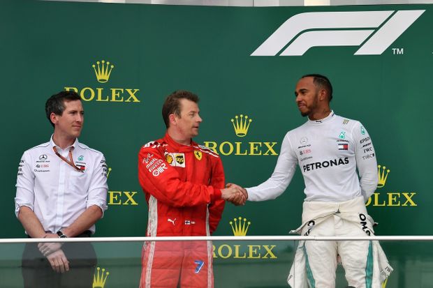 Kimi Räikkönen a Lewis Hamilton na stupních vítězů Kimi Räikkönen a Lewis Hamilton na stupních vítězů