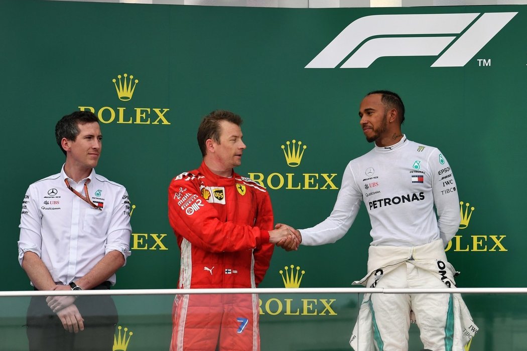 Kimi Räikkönen a Lewis Hamilton na stupních vítězů