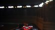 Kimi Räikkönen právě vyjíždí z tunelu pod hotelem Fairmont