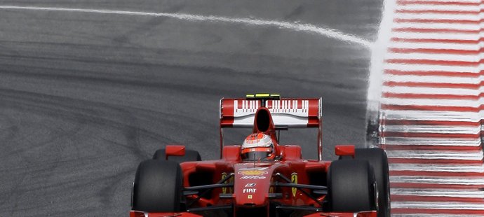 Kimi Räikkönen za volantem monopostu Ferrari.