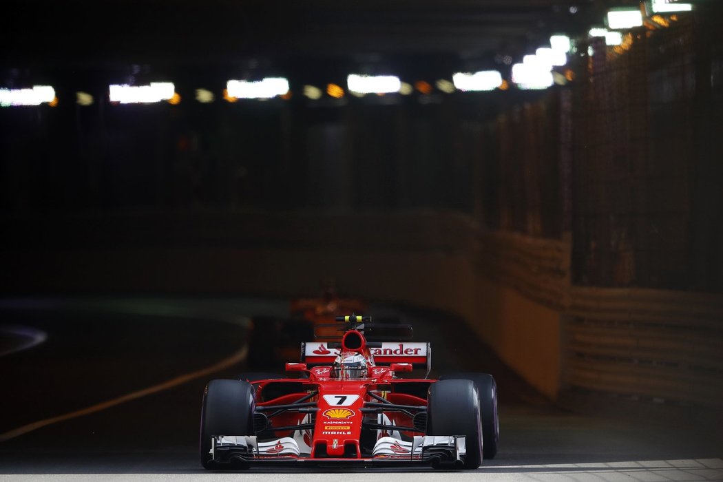 Kimi Räikkönen právě vyjíždí z tunelu pod hotelem Fairmont