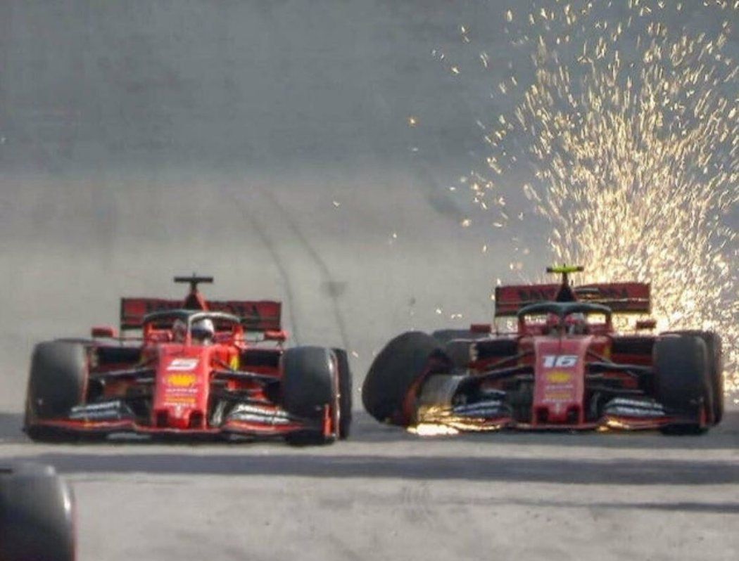 V GP Brazílie došlo na kolizi stájových kolegů z Ferrari 