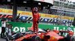 Jezdec stáje Ferrari Charles Leclerc slaví výhru na Velké ceně Itálie v Monze