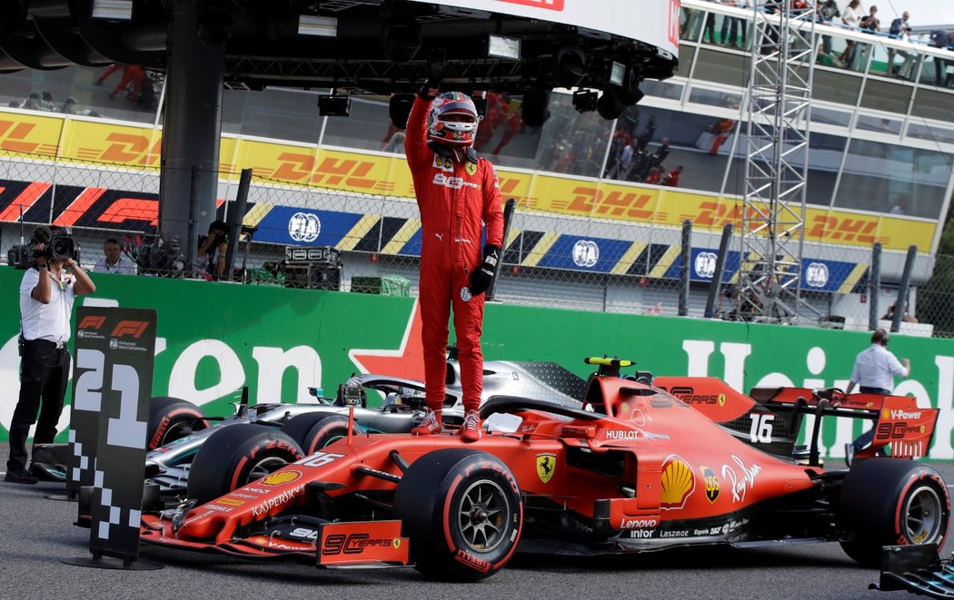 Jezdec stáje Ferrari Charles Leclerc slaví výhru na Velké ceně Itálie v Monze