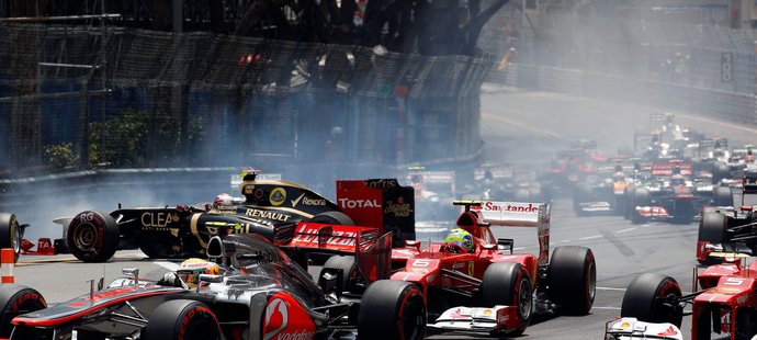 Minimum prostoru na trati zapříčinilo, že Grosjean brnknul o Schumacherovo kolo a vyřadil svou formuli z provozu