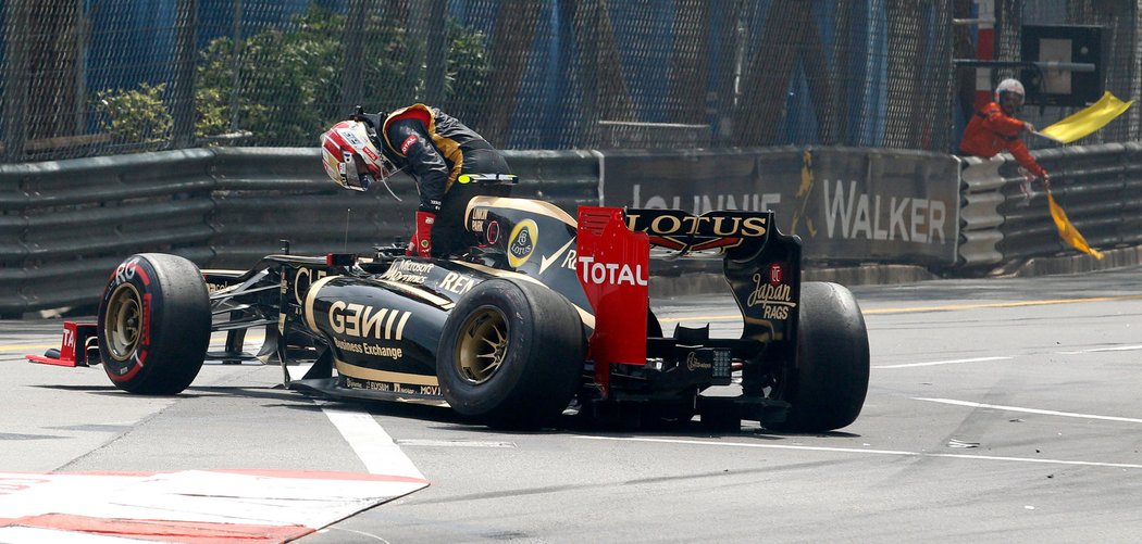 Grosjean vylézá ze svého nefunkčního monopostu