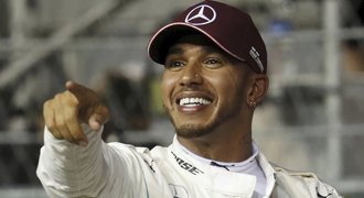 Hamilton vyhrál v Singapuru kvalifikaci, Vettel skončil až třetí