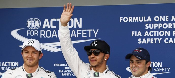 Pilot stále Mercedes Luis Hamilton poté, co ovládl kvalifikaci úvodního podniku F1, velkou cenu Austrálie