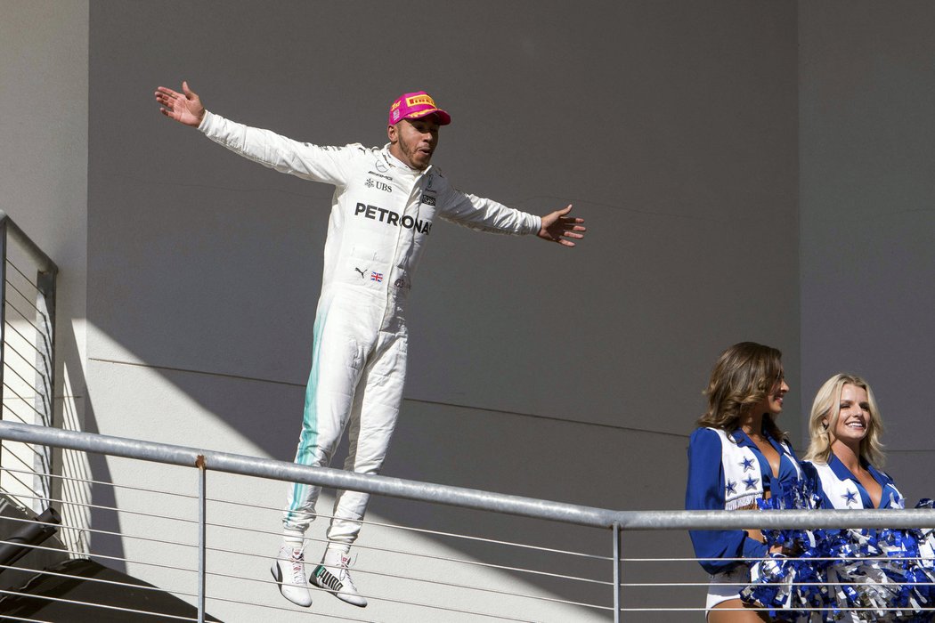 Lewis Hamilton nadšeně slaví vítězství v USA