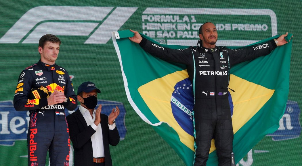 Největší soupeři v boji o titul ve formuli jedna - Max Verstappen a Lewis Hamilton bojují o celkové prvenství až do poslední Velké ceny