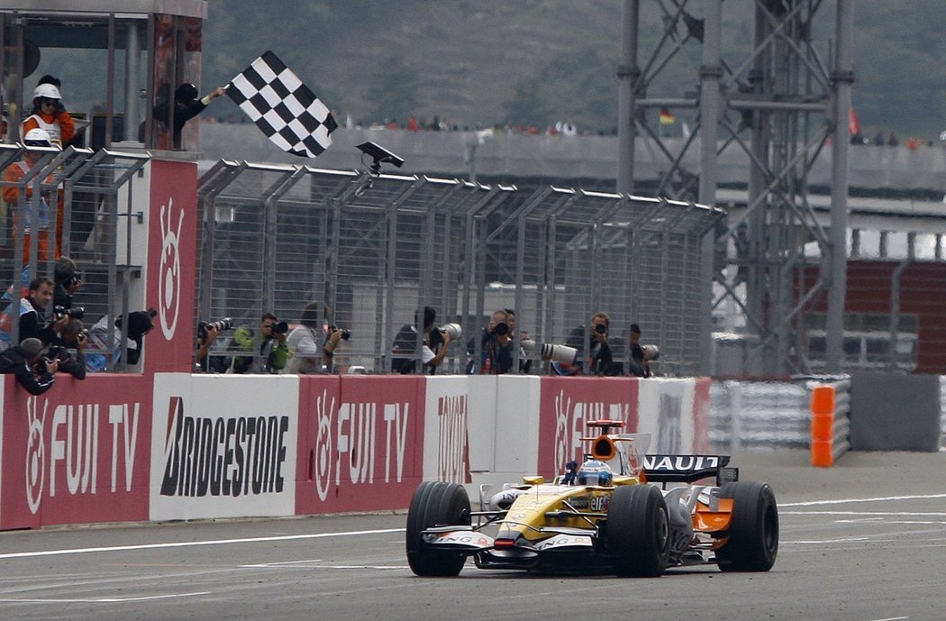 Fernando Alonso projíždí vítězně cílem Velké ceny Japonska.