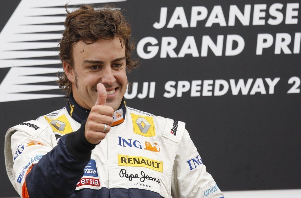 Fernado Alonso na pódiu pro vítěze Velké ceny Japonska.