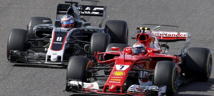 Kimi Räikkönen v těsném souboji s Romainem Grosjeanem