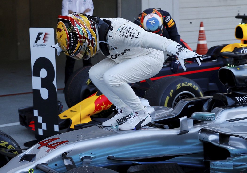 Lewis Hamilton slaví, znovu se o kousek přiblížil k titulu
