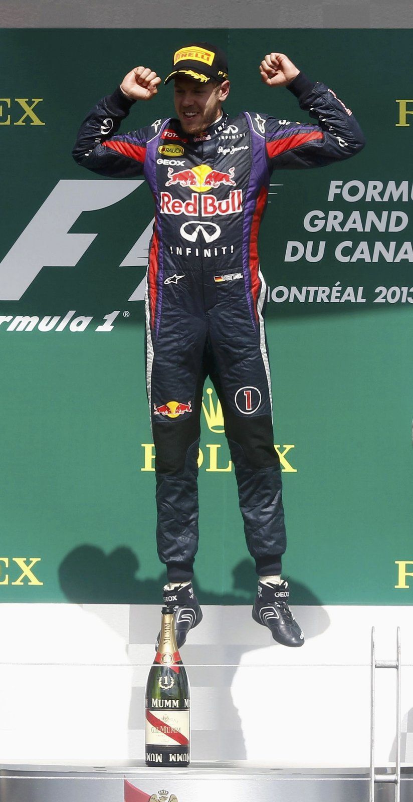 Sebastian Vettel slaví svůj premiérový triumf na kanadském asfaltu. Na cestě za ním ho nezastavil žádný ze soupeřů ani vlastní drobné zaváhání a dál zůstává v čele bodování.